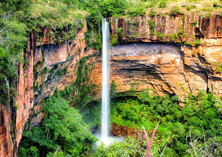 O Parque Nacional da Chapada dos Guimarães abriga grandes cartões-portais do estado, com destaque à cachoeira Véu de Noiva, uma queda d'água de mais de 80 metros.