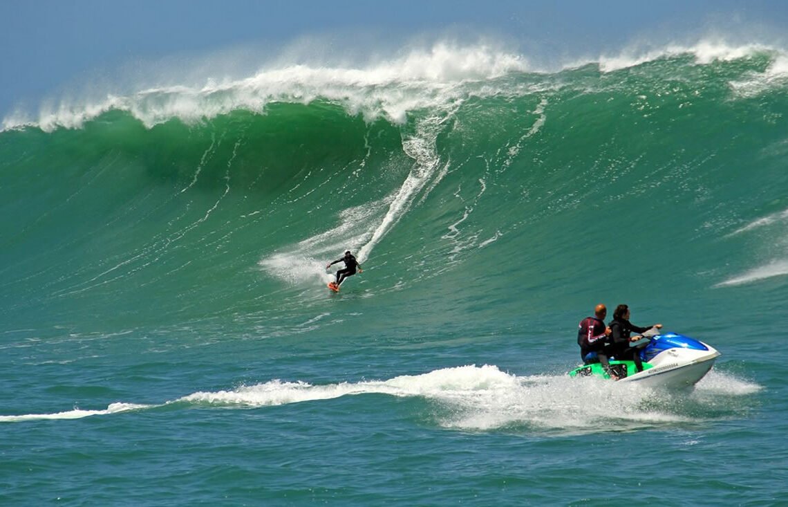 surfe de ondas gigantes em santa catarina