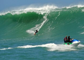 surfe de ondas gigantes em santa catarina