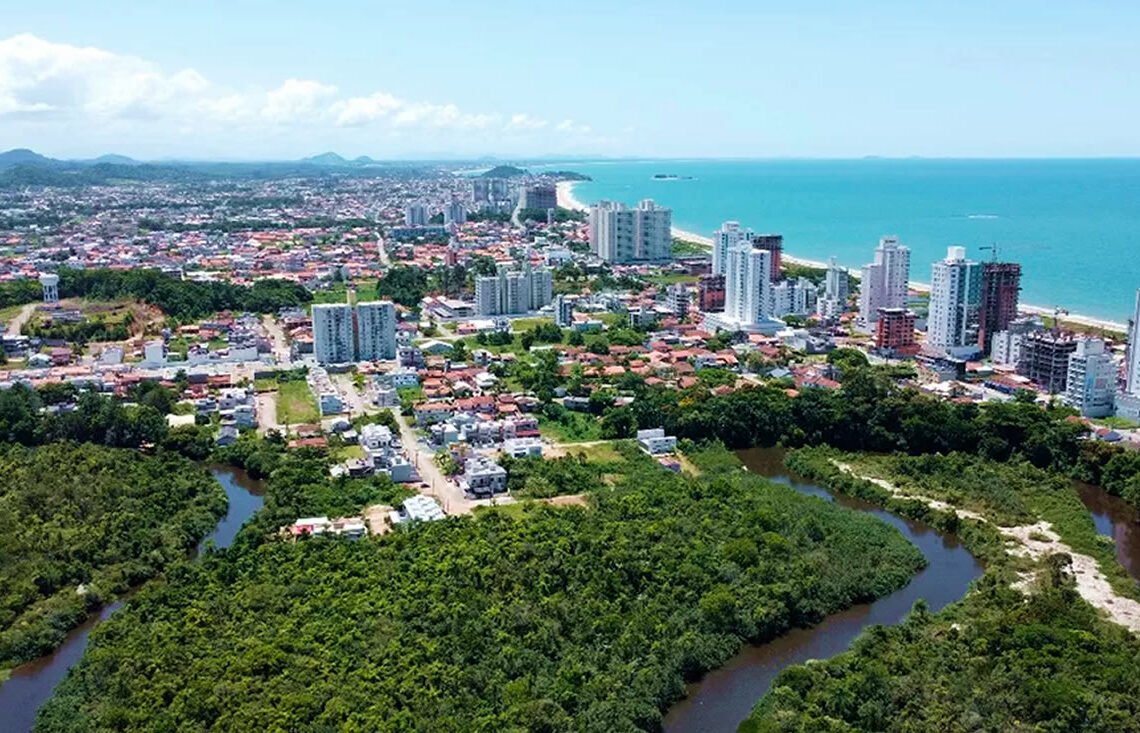 Cidade do litoral catarinense com 3 praias certificadas pela Bandeira Azul reúne maior museu oceanográfico das Américas