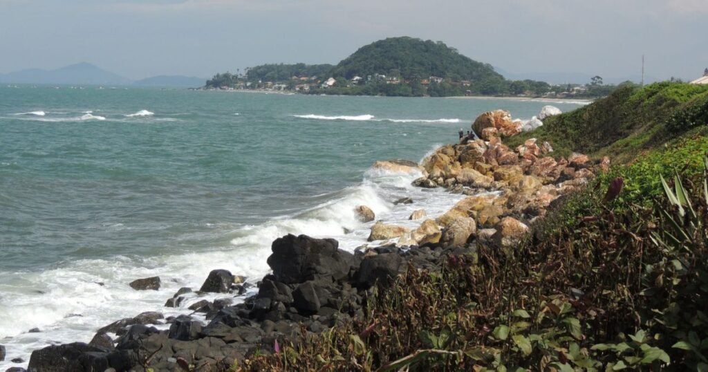Costão das Pedras Brancas e Negras em Barra Velha tem encontro de rochas ultramáficas (negras) e quartzo leitoso (brancas) 