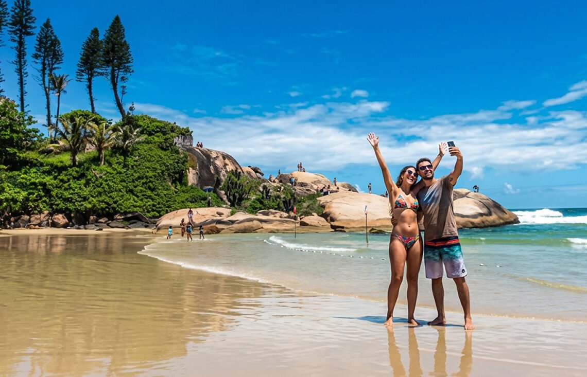 Casal tirando foto na praia da joaquina uma das melhores praias de Floripa