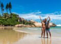 Casal tirando foto na praia da joaquina uma das melhores praias de Floripa
