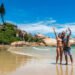 Casal tirando foto na praia da joaquina uma das melhores praias de Floripa