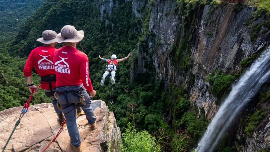 Salto de pêndulo: frio na barriga é pouco (Natural Extremo/Divulgação)Leia mais em: https://viagemeturismo.abril.com.br/brasil/santa-catarina-tirolesa-bicicleta-aerea-e-salto-radical-em-urubici/