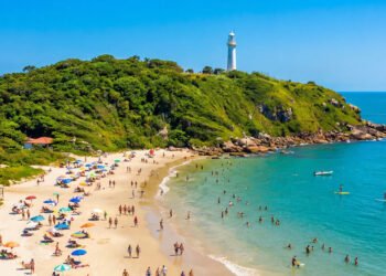 Turistas na Ilha do Mel no Parana