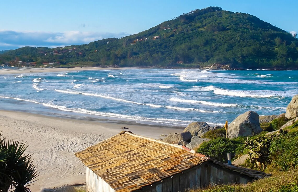 Praia da Ferrugem | Foto: Antônio João | Wikimedia Commons